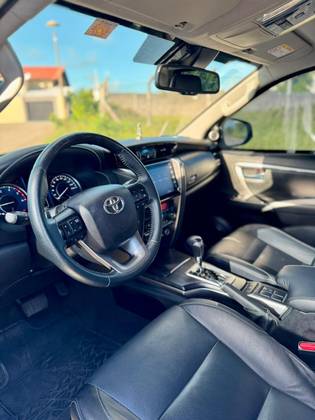 TOYOTA HILUX SW4 2.8 D-4D TURBO DIESEL SRX 7L 4X4 AUTOMÁTICO
